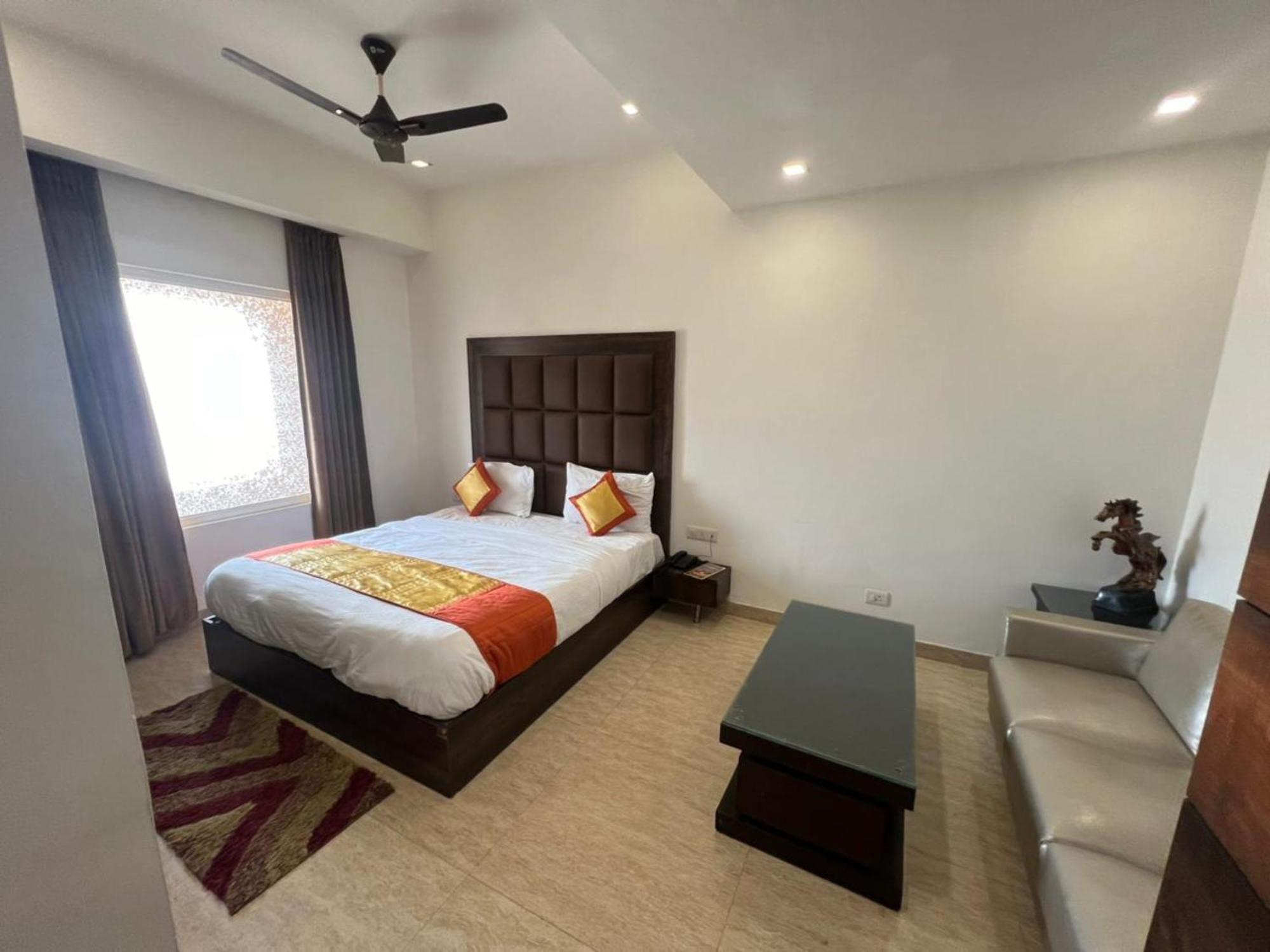 Hotel Royal Palace Hapur Exterior photo