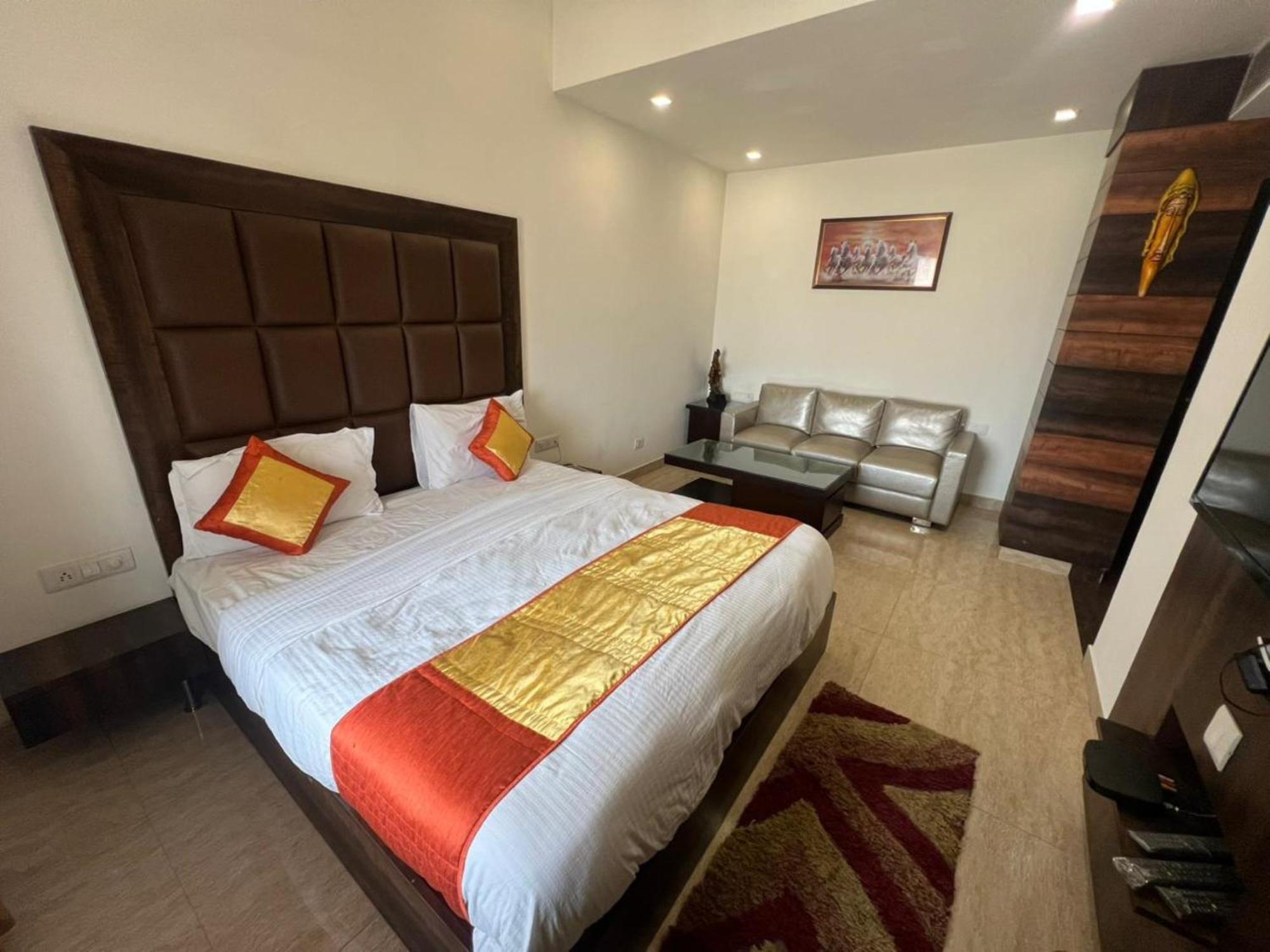Hotel Royal Palace Hapur Exterior photo